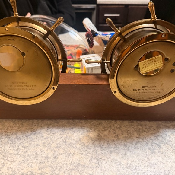 SETH THOMAS AMERICAN BRASS 'HELMSMAN' SHIP'S WHEEL CLOCK AND BAROMETER, CLOCK CO - Picture 3 of 4